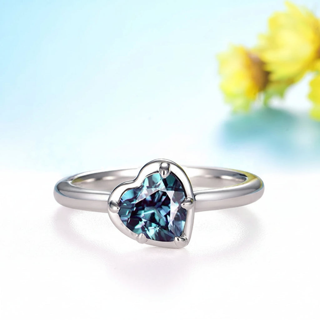 Cœur Alexandrite Heart Ring – violet tone under candlelight