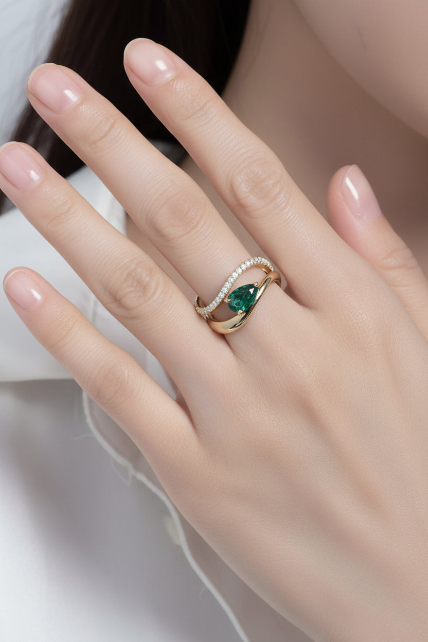 Verdure Émeraude Moissanite Ring – close-up of emerald colour