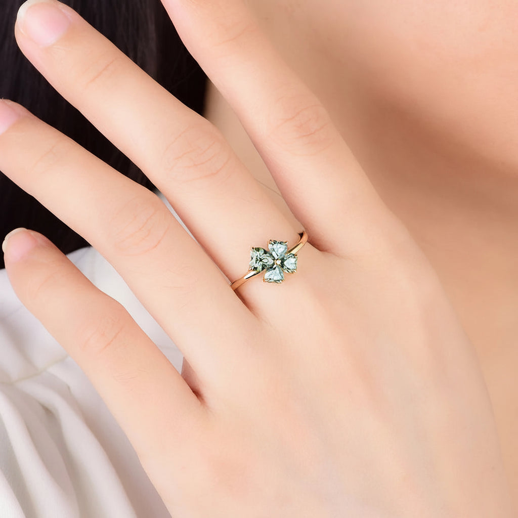 Sérénade Heart Moissanite Ring – cyan moissanite close-up