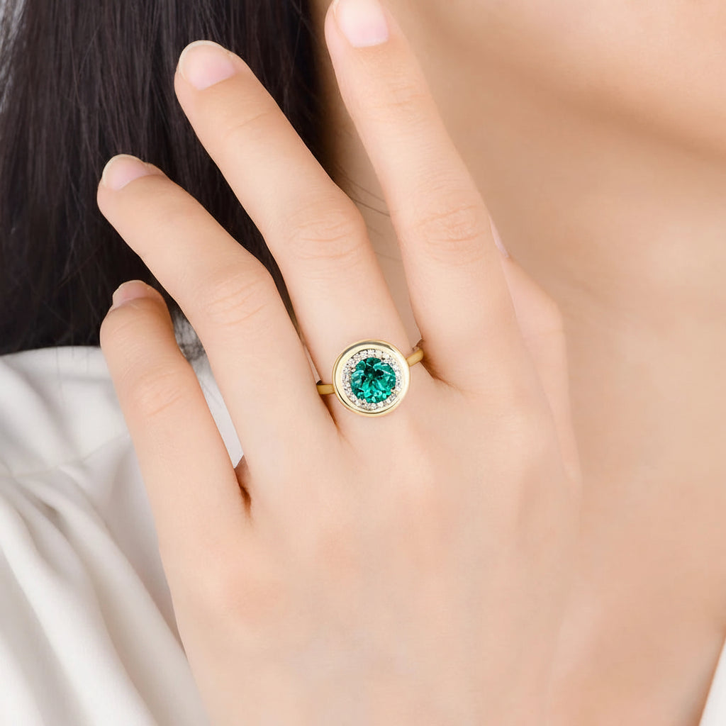 Jardin Vert Emerald Moissanite Ring – close-up of emerald brilliance