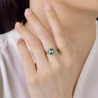 Jubilé Cyan Moissanite Ring – rainbow light dispersion close-up