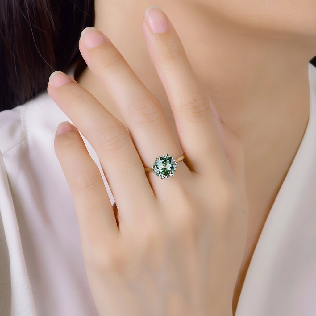 Jubilé Cyan Moissanite Ring – rainbow light dispersion close-up