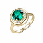 Jardin Vert Emerald Moissanite Ring – top view of emerald stone