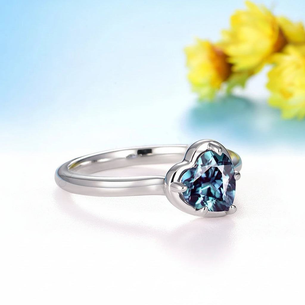 Cœur Alexandrite Heart Ring – worn on hand
