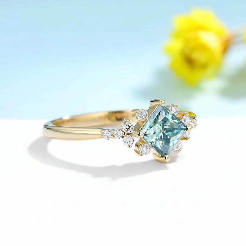 Étincelle Cyan Moissanite Band Ring – top view of band