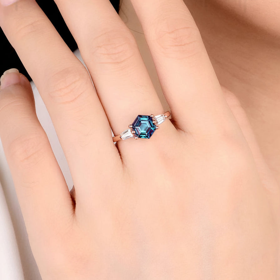 Étoile Alexandrite Hexagon Ring – white gold setting close-up