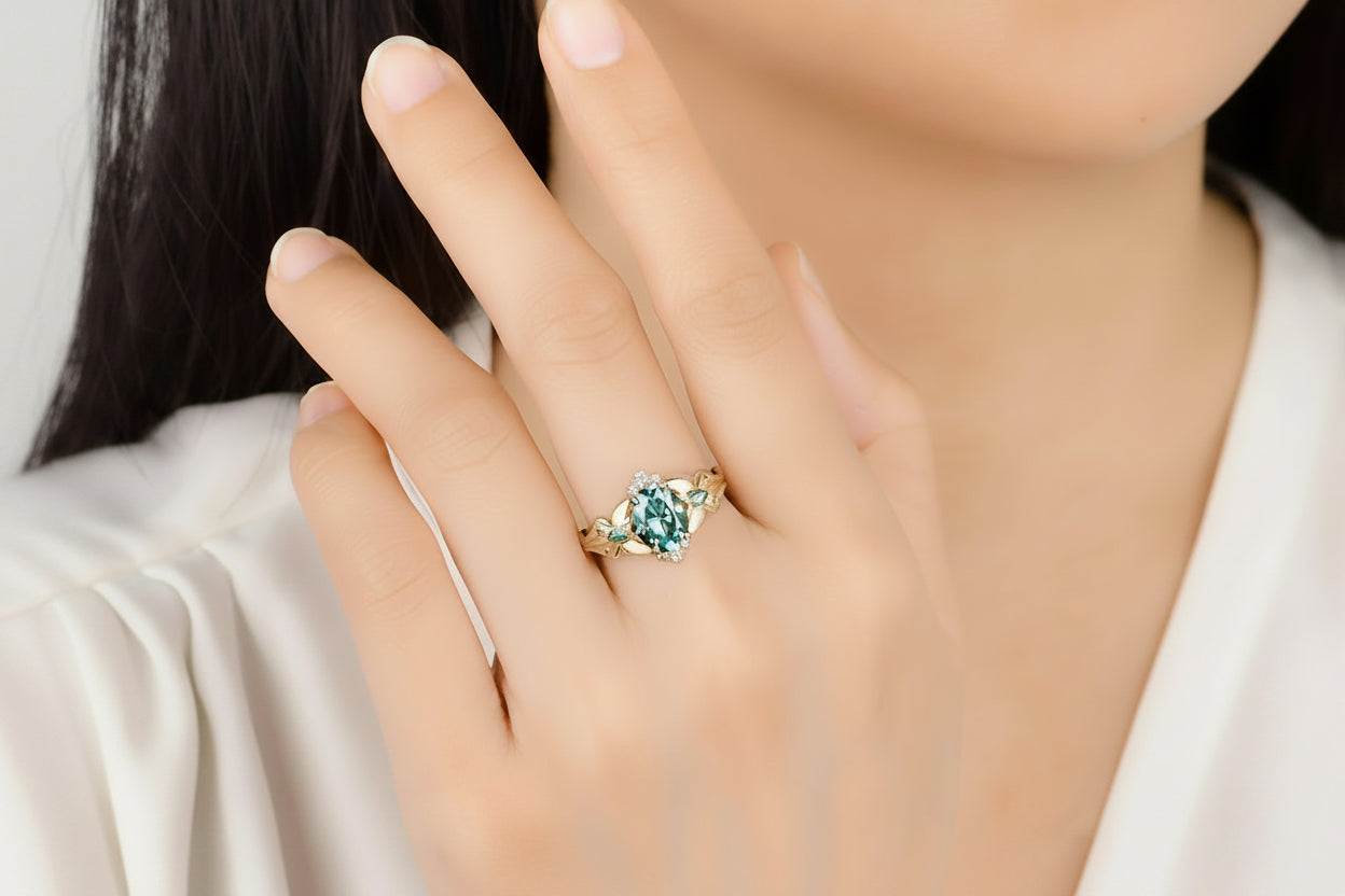Vague Ovale 2CT Cyan Moissanite Ring