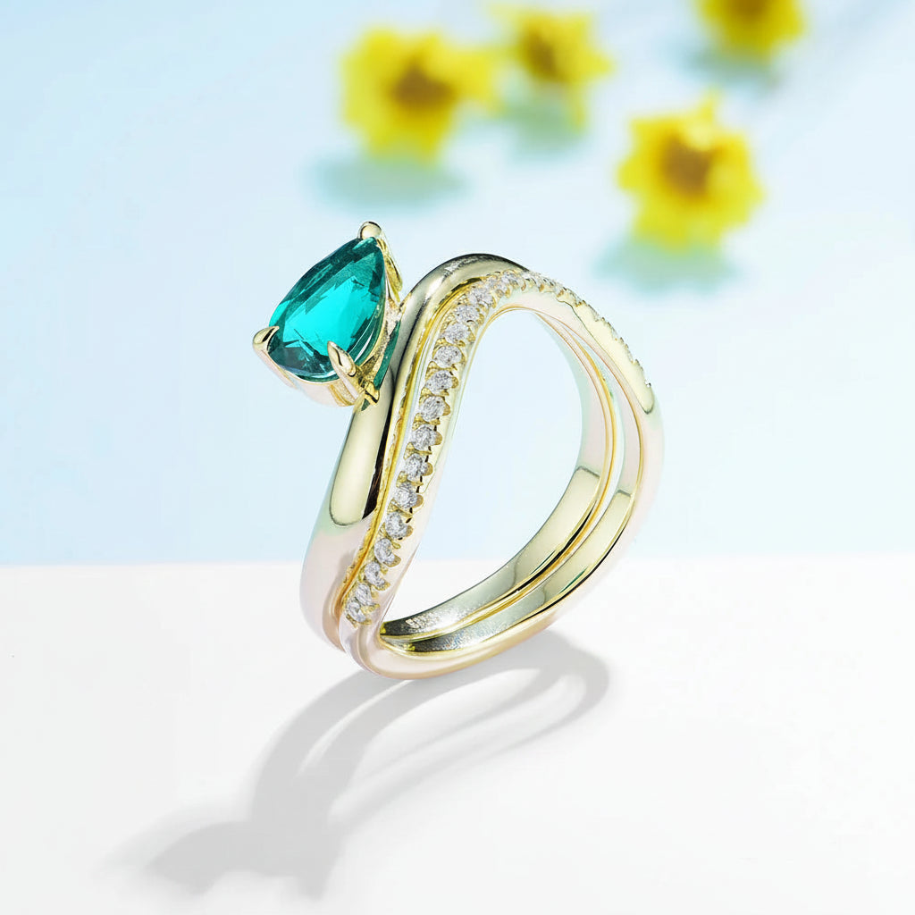 Verdure Émeraude Moissanite Ring – worn on hand