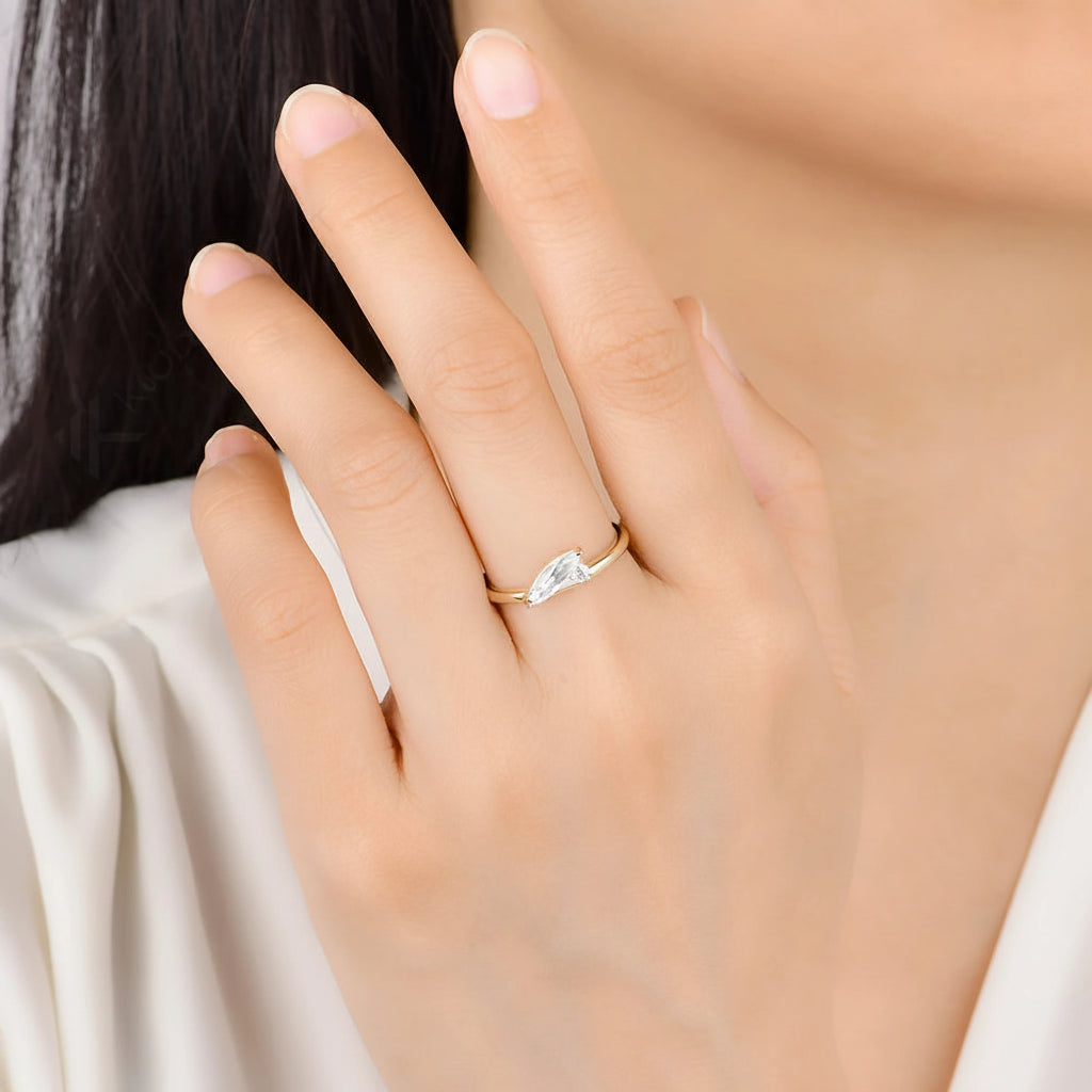 Coussin Oval Moissanite Ring – yellow gold variant